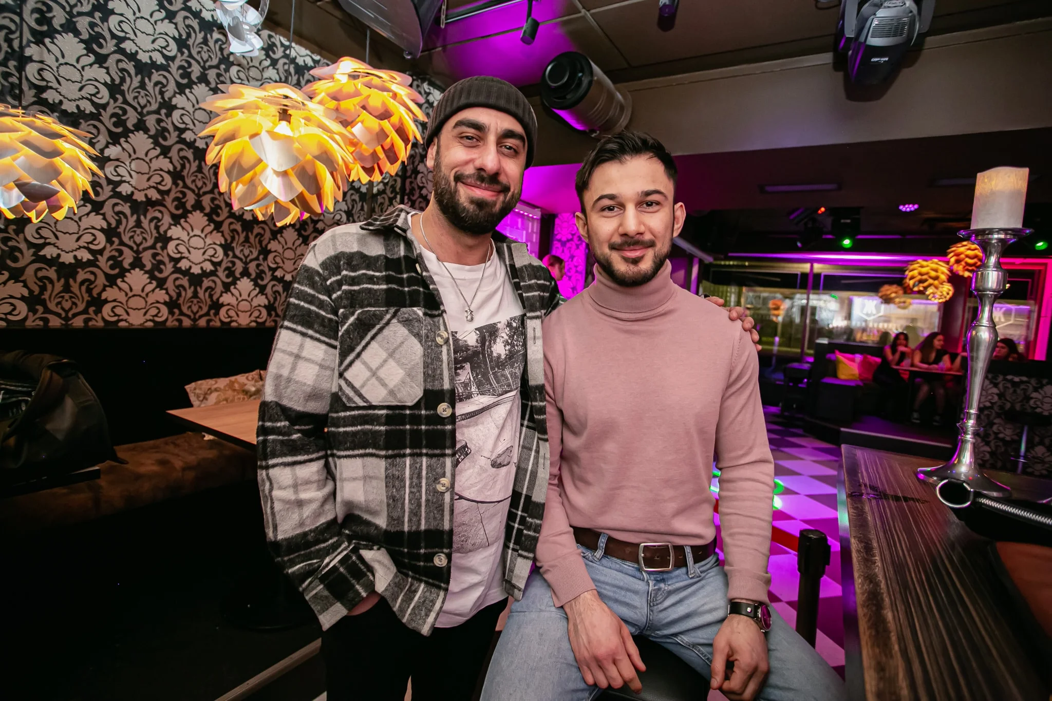 DJ Snabu ja vieras ravintolassa