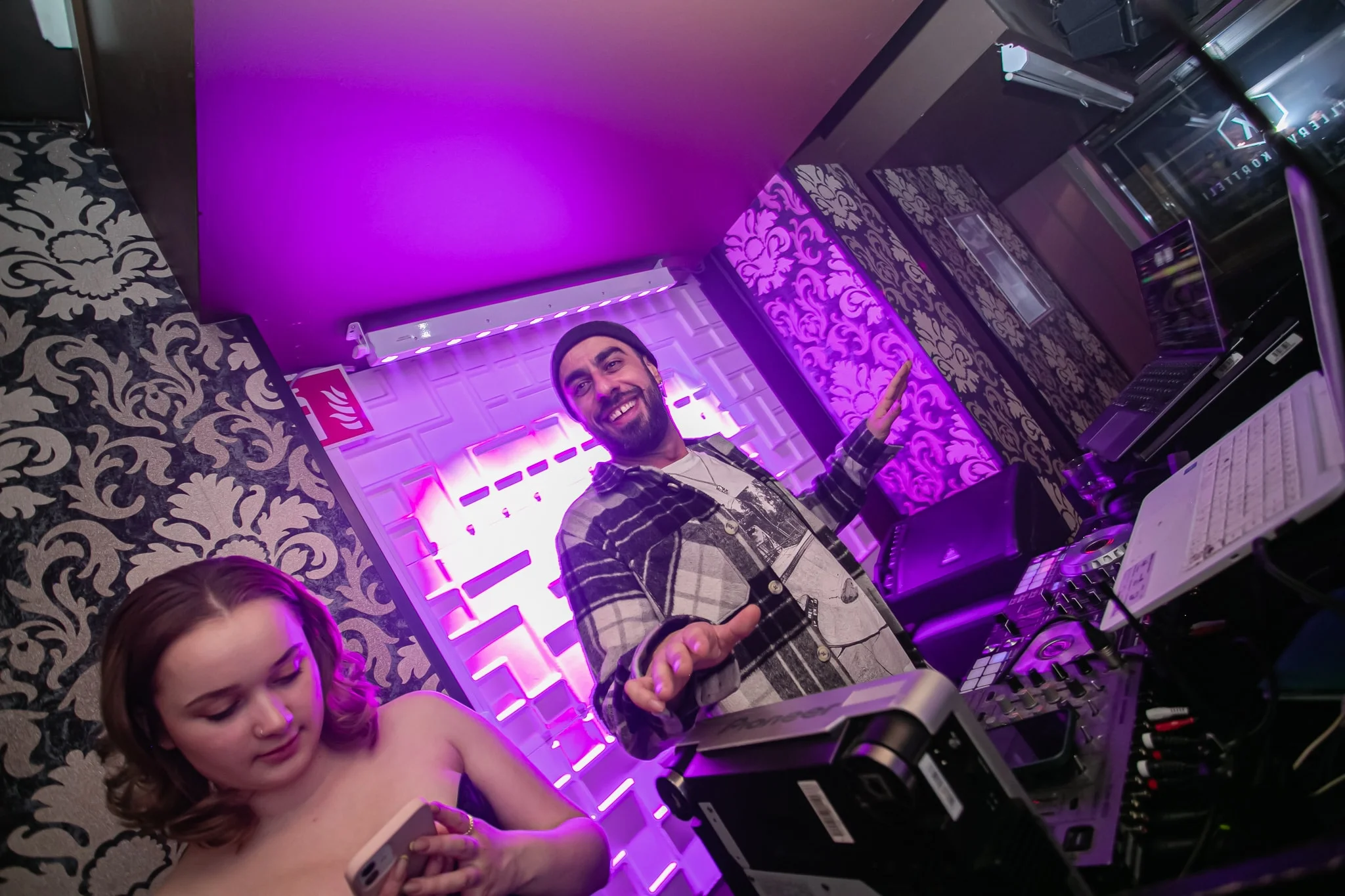 DJ Snabu DJ-pöydän takana violetissa ravintolavalaistuksessa