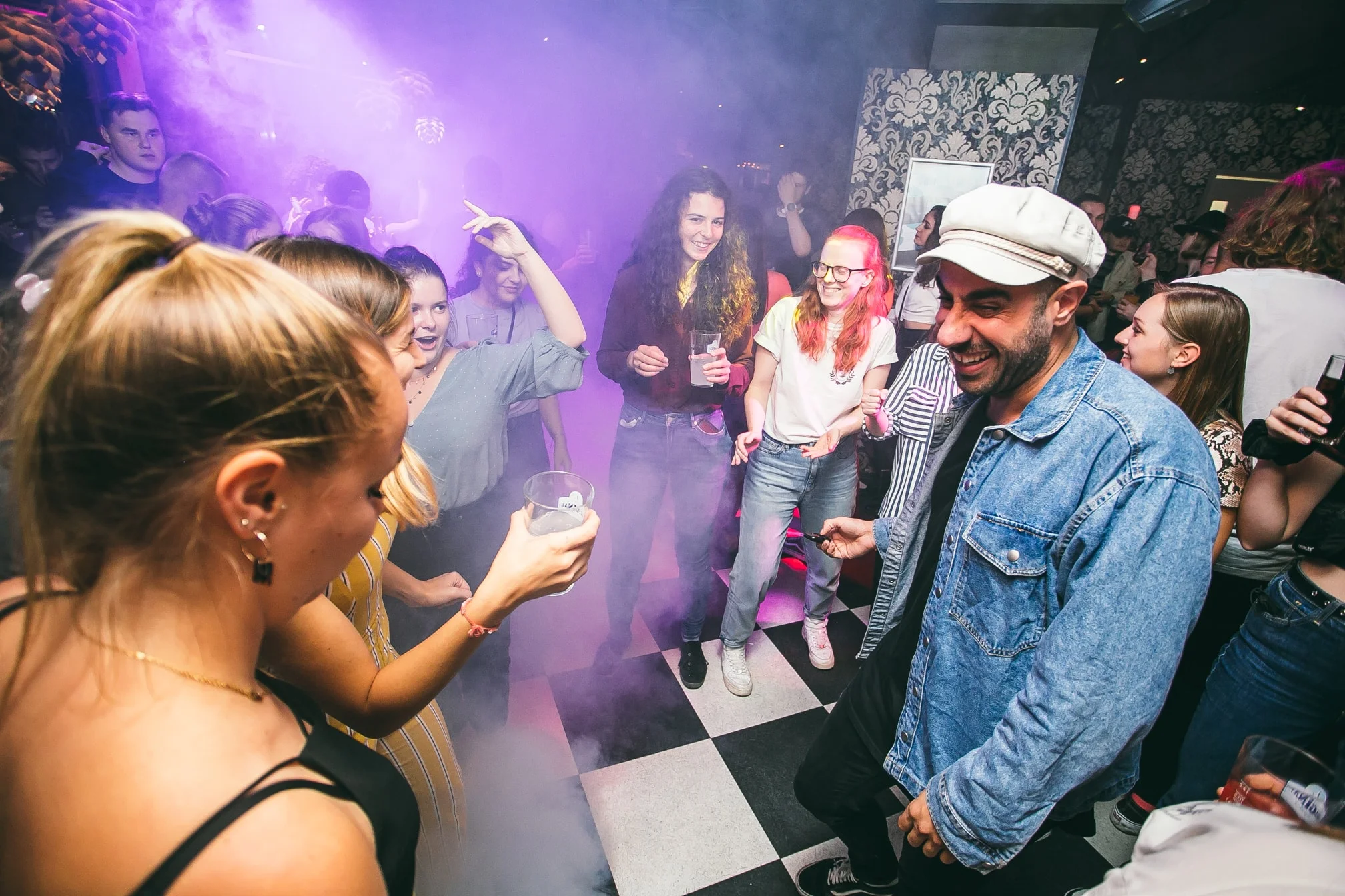 DJ Snabu tanssilattialla juhlijoiden keskellä