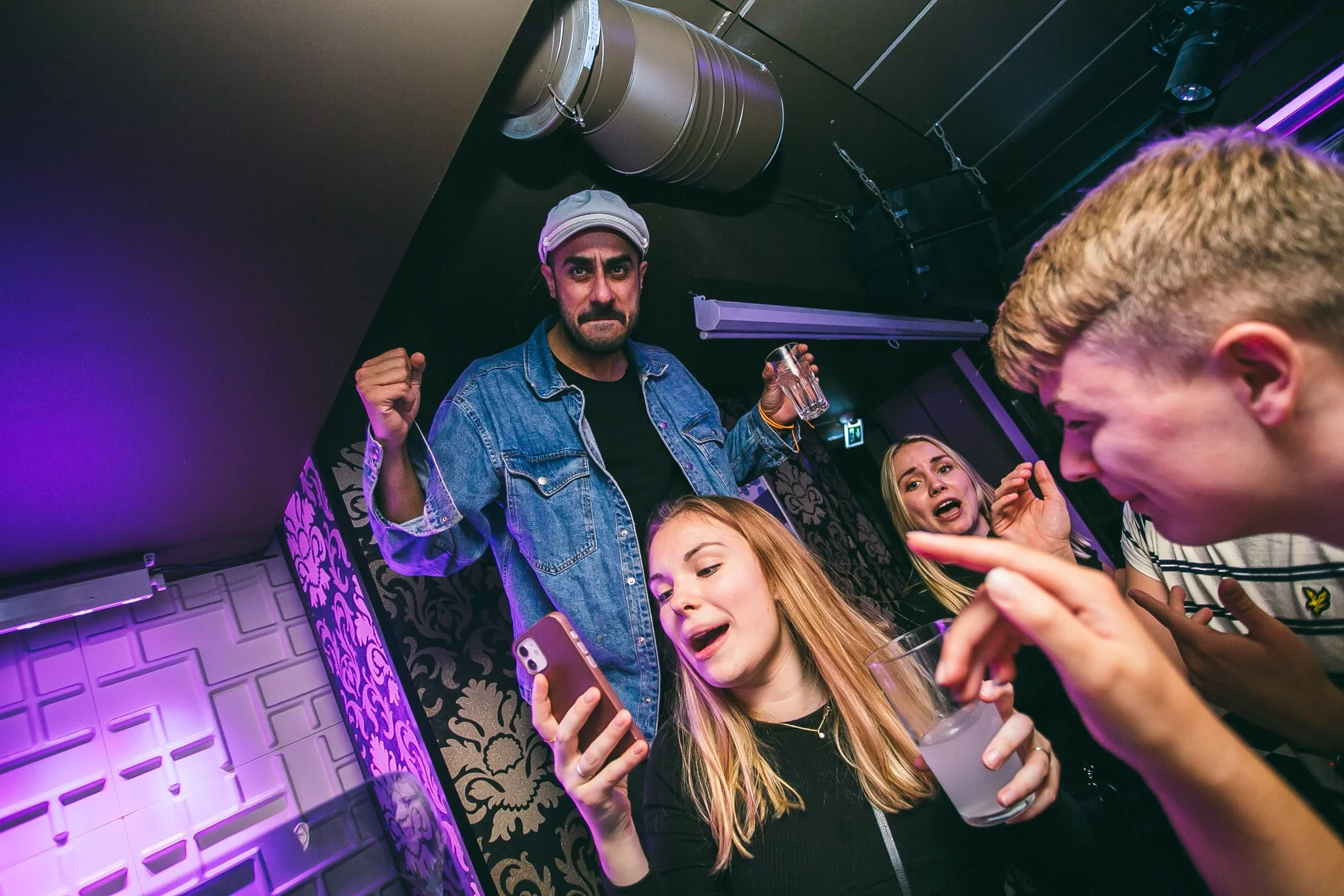 DJ Snabu eläytymässä musiikkiin juhlijoiden seurassa
