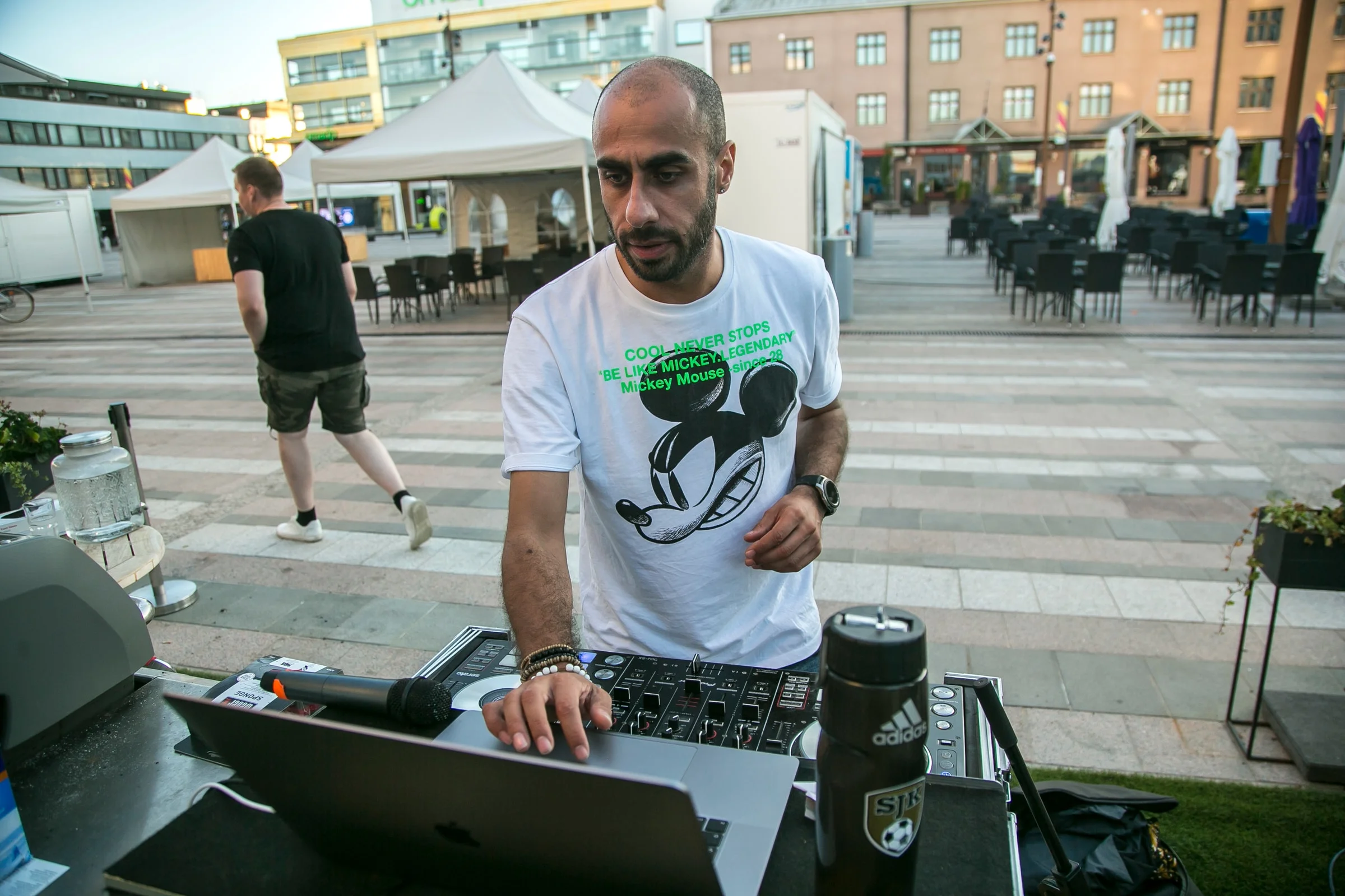 DJ Snabu soittamassa ulkoterassin DJ-pisteellä