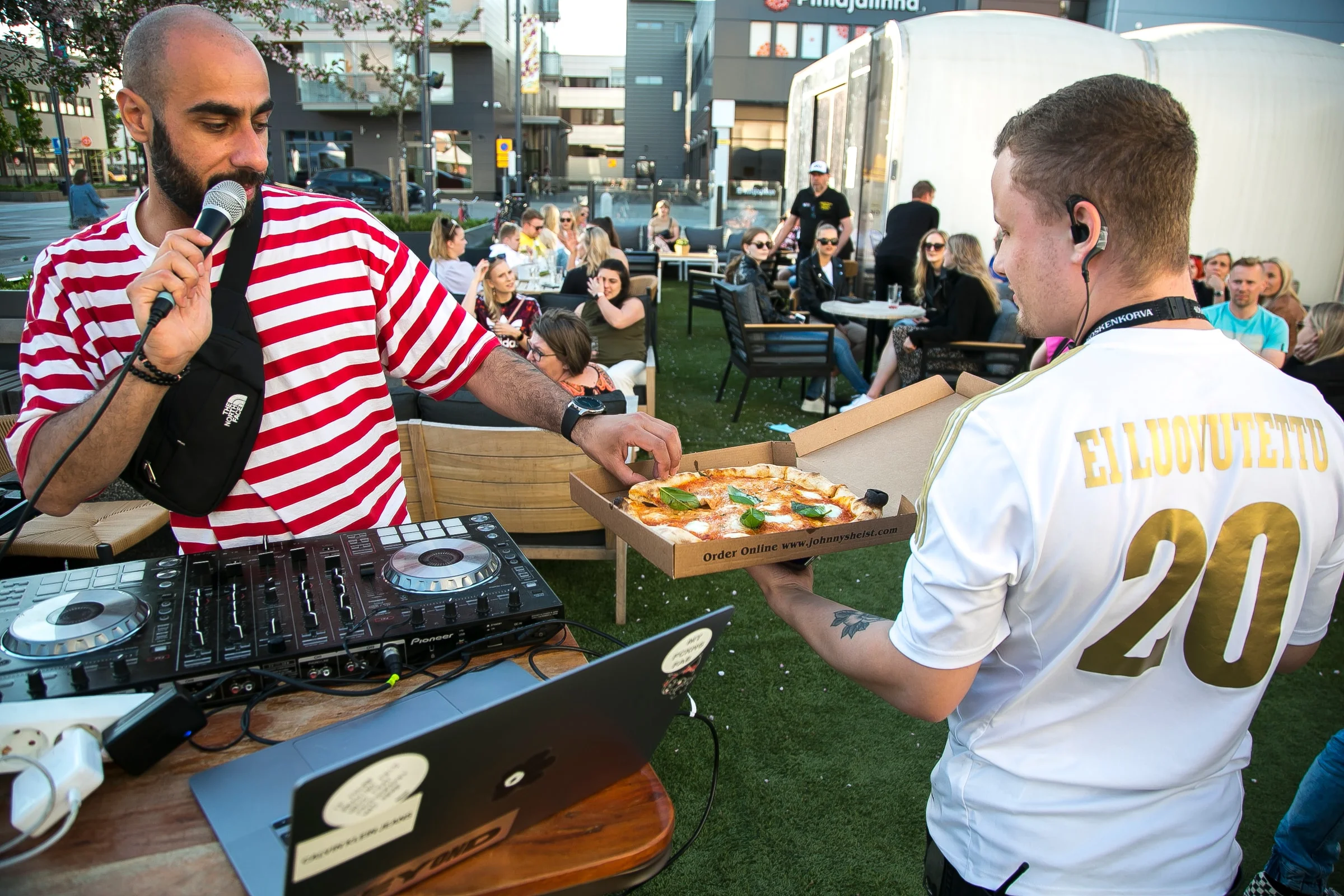 DJ Snabu mikrofoni kädessään terassikeikalla