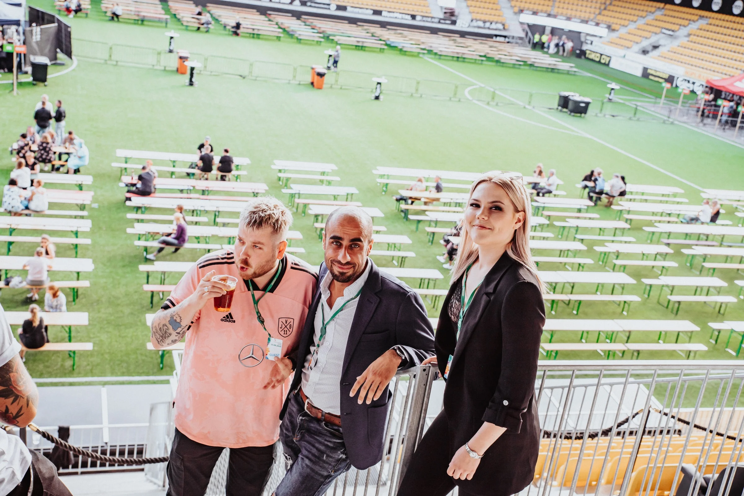 DJ Snabu ja vieraita stadionin katsomossa