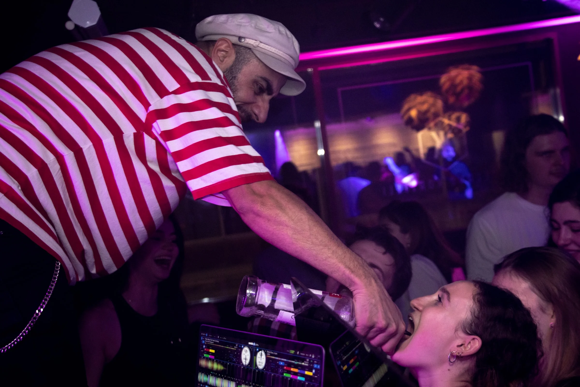 DJ Snabu ja juhlavieras klubikeikalla